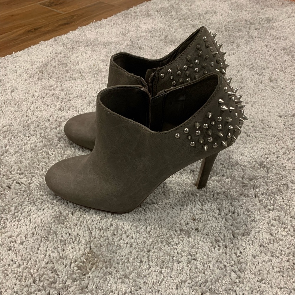 Jessica Simpson Grey heel with studs 8.5
